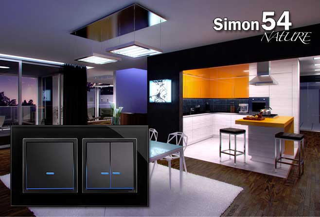 Nowoczesna kuchnia z salonem w stylu minimalistycznym, z czarno-białymi łącznikami Simon 54 Nature na pierwszym planie, oświetlenie LED, kontrastowa zabudowa z białymi i pomarańczowymi frontami.