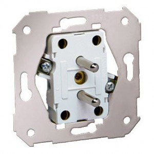 75458P-39 Gniazdo wtyczkowe podwójne z uziemieniem 16A (Pasuje tylko do ramek S82 Detail, mechanizm bez pokrywy) Simon 82 - Widok z przodu