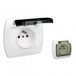 AGZ1BE/11A Gniazdo hermetyczne pojedyncze z bolcem uziemiającym z klapką transparentną Biały Simon Akord - Widok z przodu