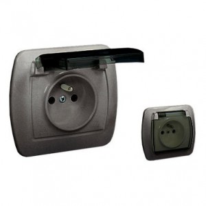 AGZ1BE/26A Gniazdo hermetyczne pojedyncze z bolcem uziemiającym z klapką transparentną Srebrny Met. Simon Akord - Widok z przodu