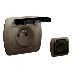 AGZ1BE/29A Gniazdo hermetyczne pojedyncze z bolcem uziemiającym z klapką transparentną Satynowy Met. Simon Akord - Widok z przodu