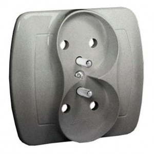 AGZ2/26 Gniazdo podwójne z bolcem uziemiającym Srebrny Met. Simon Akord - Widok z przodu