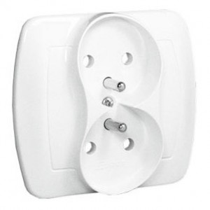 AGZ2Z/11 Gniazdo podwójne z bolcem uziemiającym i przesłonami torów prądowych Biały Simon Akord - Widok z przodu