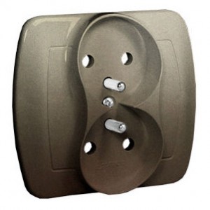 AGZ2Z/29 Gniazdo podwójne z bolcem uziemiającym i przesłonami torów prądowych Satynowy Met. Simon Akord - Widok z przodu