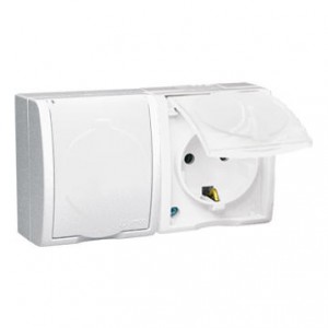 AQGSZ1-2/11 Gniazdo hermetyczne podwójne z bolcem uziemiającym typu Schuko z klapką w kolorze wyrobu Biały Simon Aquarius - Widok z przodu