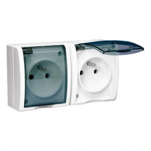 AQGZ1-2/11A Gniazdo hermetyczne podwójne z bolcem uziemiającym i klapką transparentną Biały Simon Aquarius - Widok z przodu