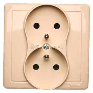 BMGZ2/12 Gniazdo podwójne z bolcem uziemiającym Beżowy Simon Basic - Widok z przodu