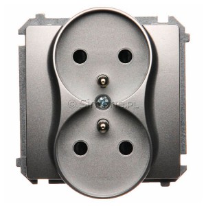 BMGZ2MZ.01/43 Gniazdo podwójne z bolcem uziemiającym i przesłonami torów prądowych Srebrny Mat. Simon Basic - Widok z przodu