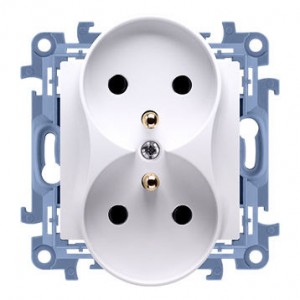 CGZ2M.01/11 Gniazdo wtyczkowe podwójne z uziemieniem 16A Biały Simon 10 - Widok z przodu