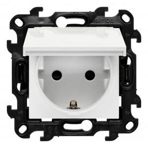 NGSZ1BCUZ.01E/11 Gniazdo hermetyczne z bolcem uziemiającym typu Schuko, przesłonami torów prądowych i klapką w kolorze wyrobu Biały Simon 24 - Widok z przodu
