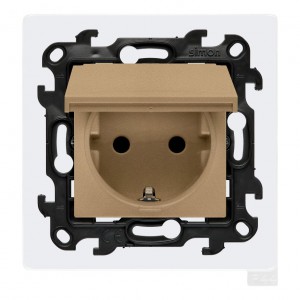 NGSZ1BCZ.01E/34 Gniazdo hermetyczne z bolcem uziemiającym typu Schuko, przesłoną torów prądowych, uszczelką ramki i klapką w kolorze wyrobu Szampański Mat Simon 24 - Widok z przodu