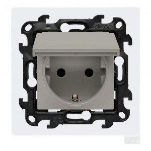 NGSZ1BCZ.01E/42 Gniazdo hermetyczne z bolcem uziemiającym typu Schuko, przesłoną torów prądowych, uszczelką ramki i klapką w kolorze wyrobu Kaszmirowy Simon 24 - Widok z przodu