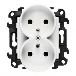 NGZ2MC.01/11 Gniazdo wtyczkowe podwójne z uziemieniem 16A Biały Simon 24 - Widok z przodu