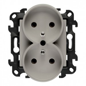 NGZ2MC.01/42 Gniazdo wtyczkowe podwójne z uziemieniem 16A Kaszmirowy Simon 24 - Widok z przodu