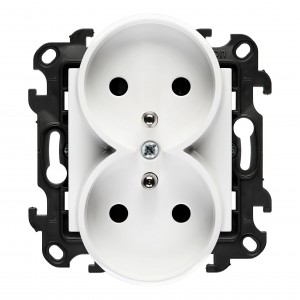 NGZ2MCZ.01/11 Gniazdo wtyczkowe podwójne z uziemieniem i przesłonami torów prądowych 16A Biały Simon 24 - Widok z przodu