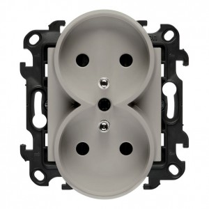 NGZ2MCZ.01/42 Gniazdo wtyczkowe podwójne z uziemieniem i przesłonami torów prądowych 16A Kaszmirowy Simon 24 - Widok z przodu