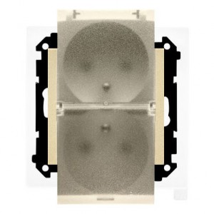 TGZ2BMCZ.01/144A Gniazdo hermetyczne podwójne z bolcem uziemiającym do wersji IP44, przesłoną torów prądowych i klapką transparentną 16A, szybkozłącza Szampański Mat Simon 55 - Widok z przodu